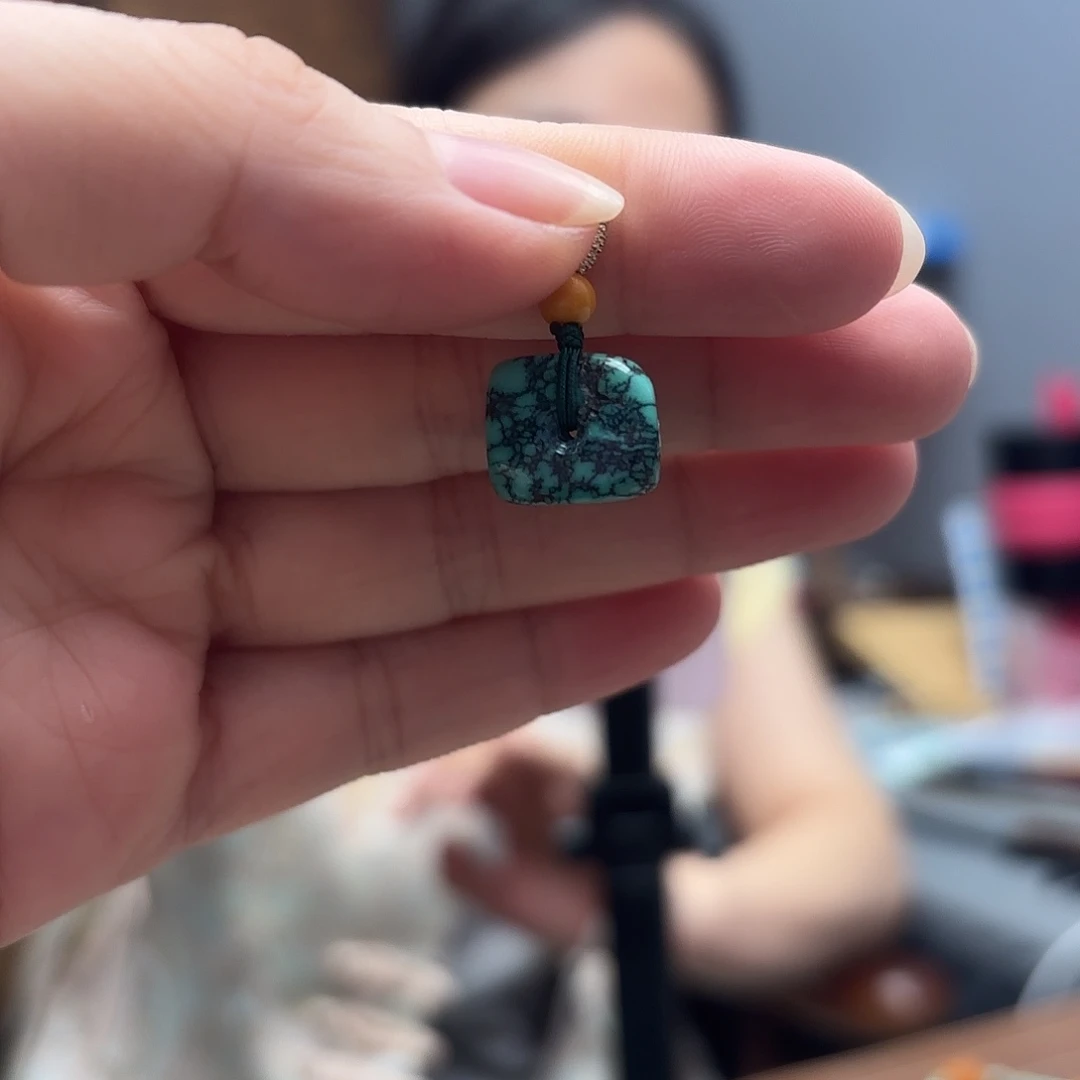 未镶嵌颈饰琥珀滴流