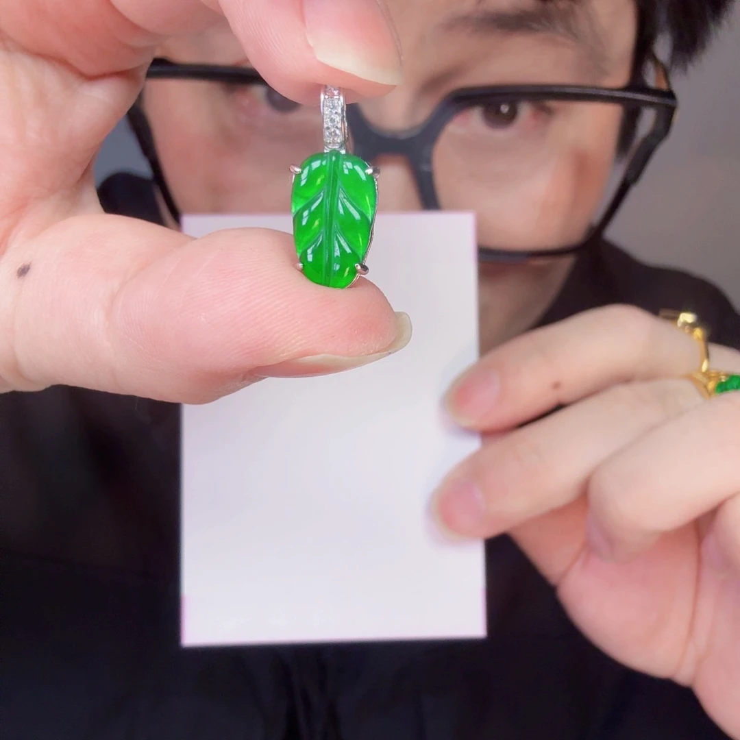 翡翠未镶嵌颈饰一件