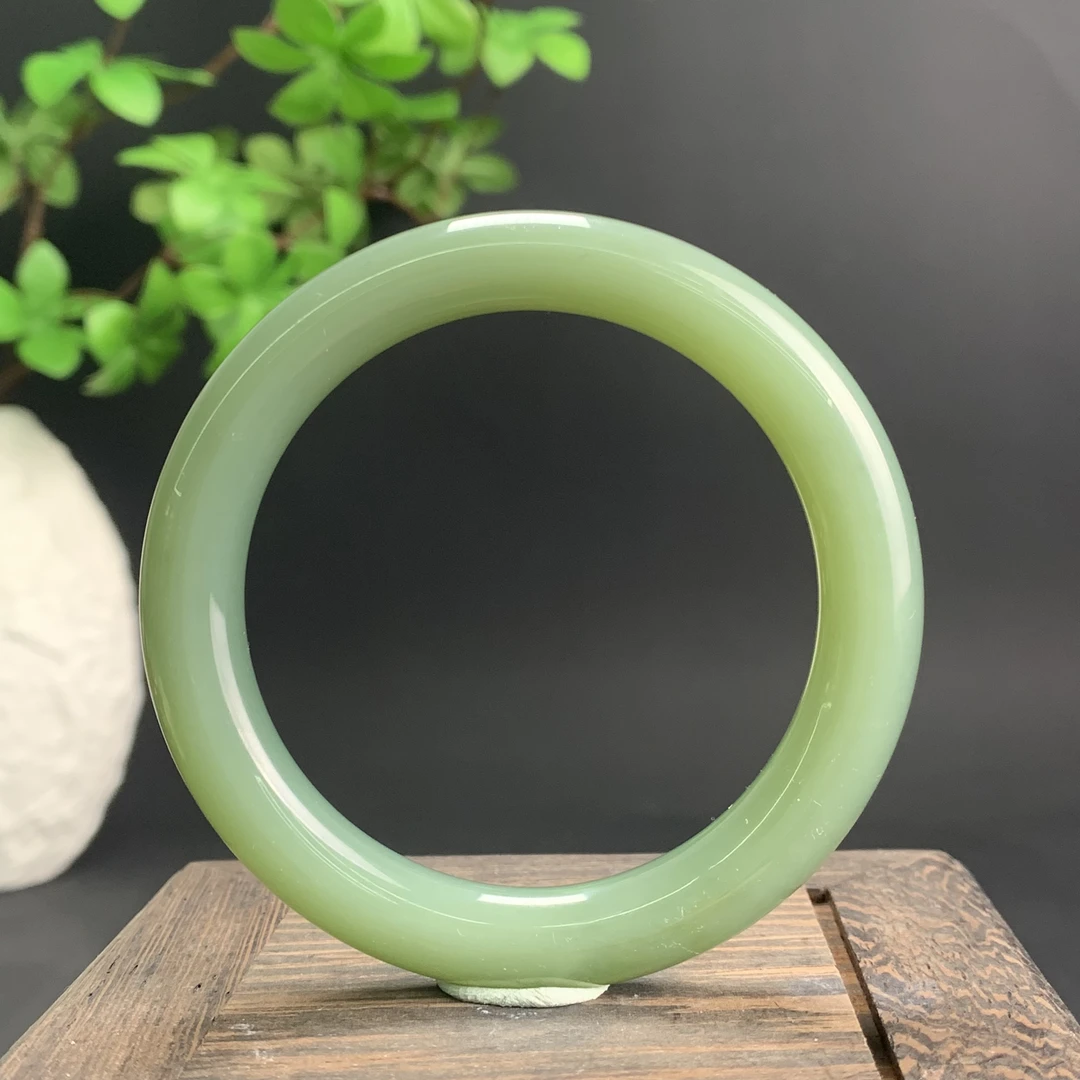 S032珠宝玉石精选和田玉手镯