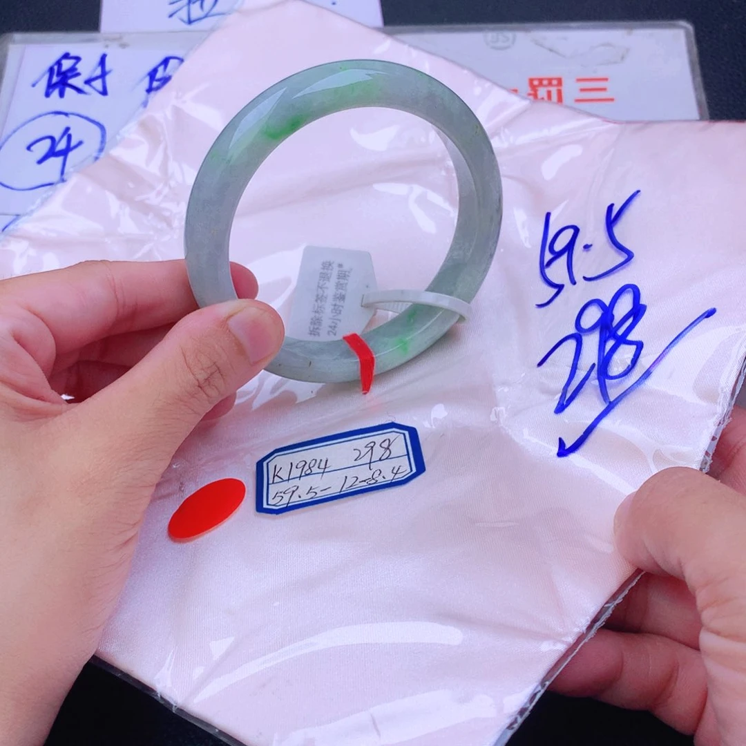 翡翠手镯未镶嵌我