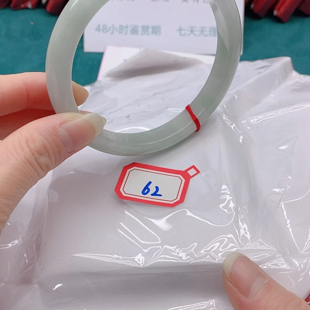 翡翠手镯未镶嵌半****心6222222222