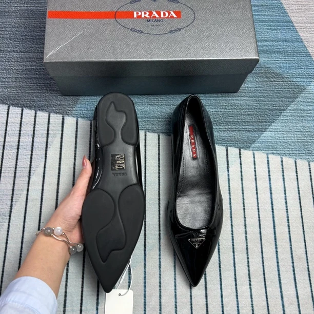 未使用 Prada/普拉达 黑色尖头三角标平底鞋三九半码