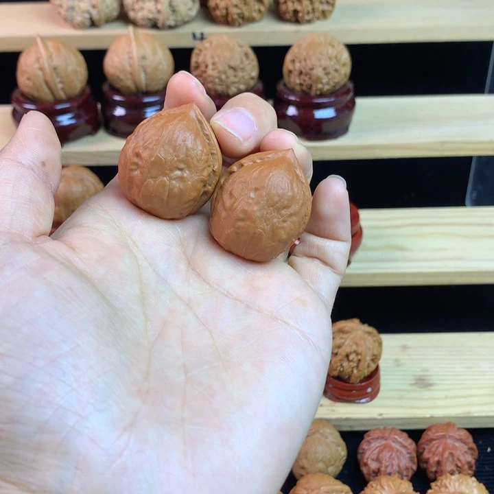 吊坠文玩核桃红宝石