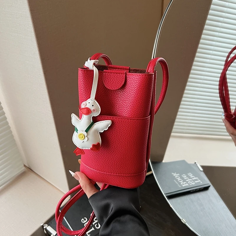 超火手机包2025新款女式高级感水桶包可爱鸭子百搭斜挎小包包