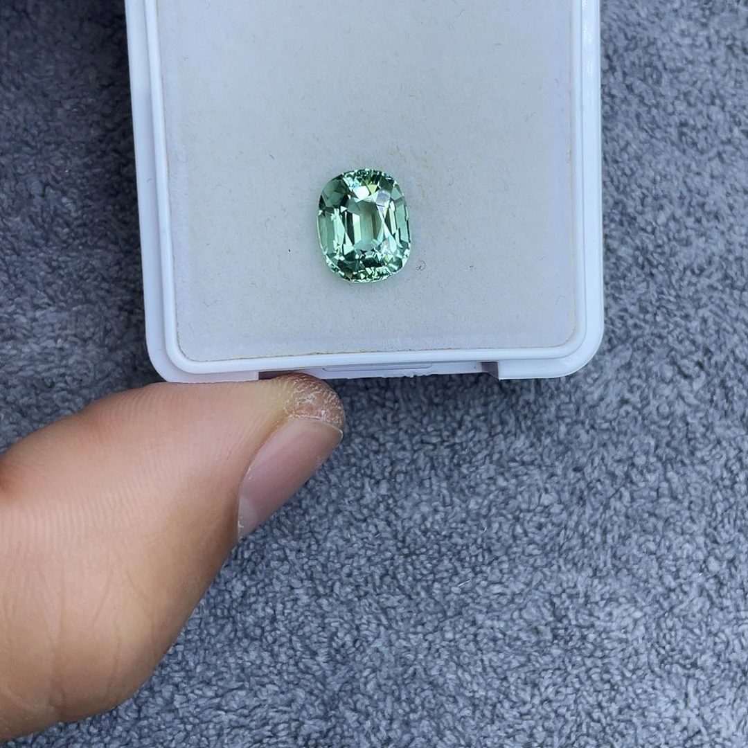 裸石未镶嵌碧玺3.28Ct。