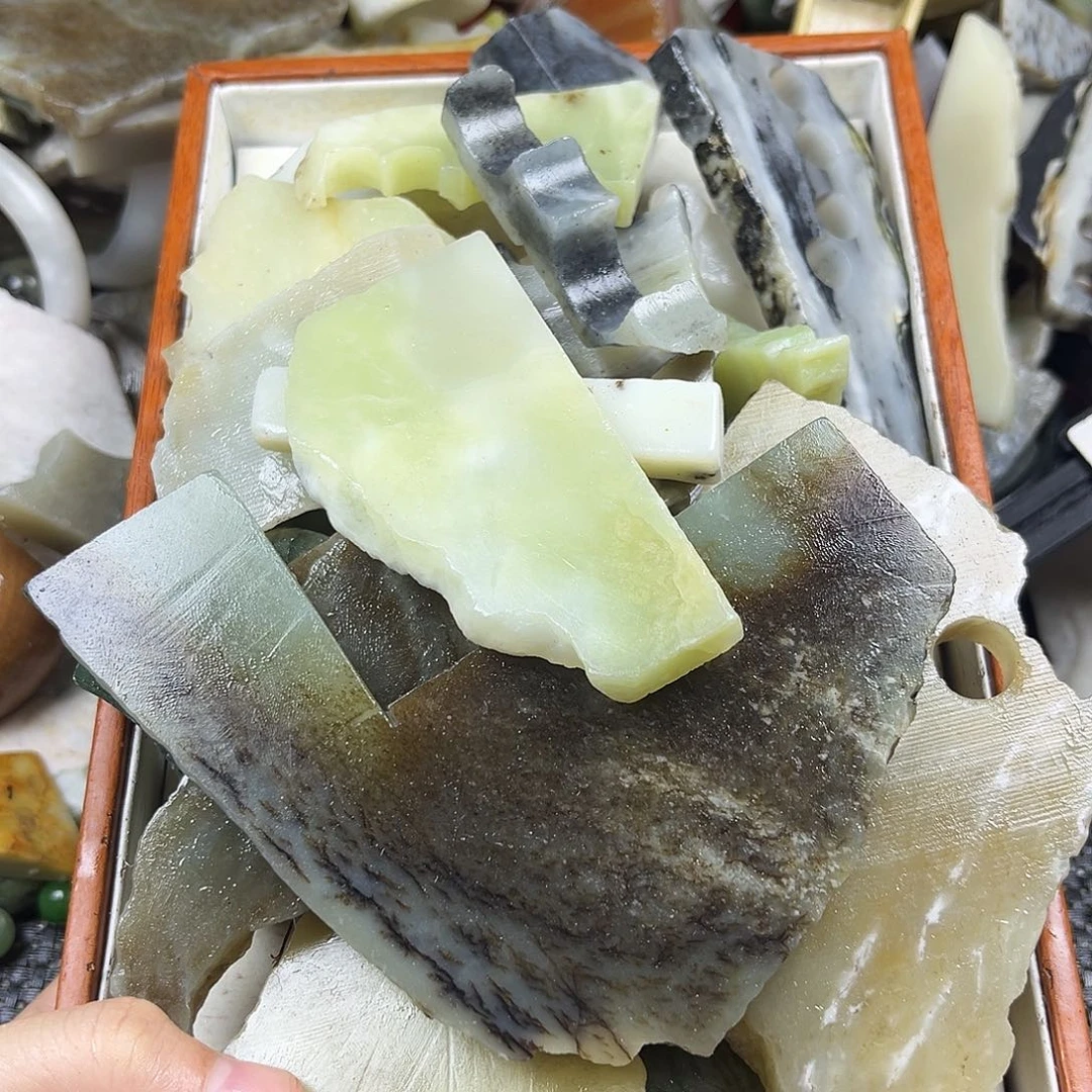 颈饰未镶嵌和田玉（糖玉）三*姐