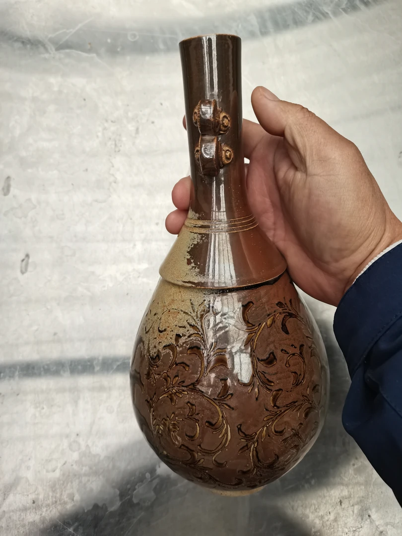 定瓷褐色釉长颈双耳瓶