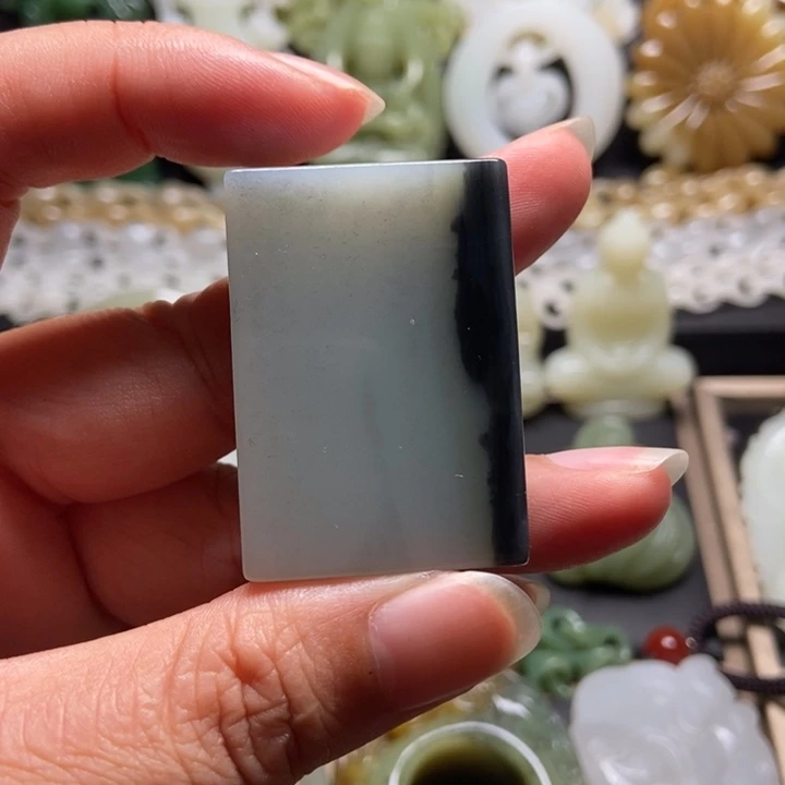 颈饰未镶嵌和田玉梅****?