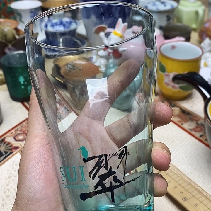 紫砂茶盘杯子和一大包水果的快乐