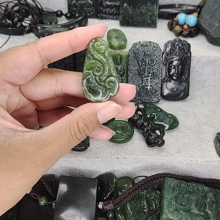 未镶嵌蛇纹石玉吊坠