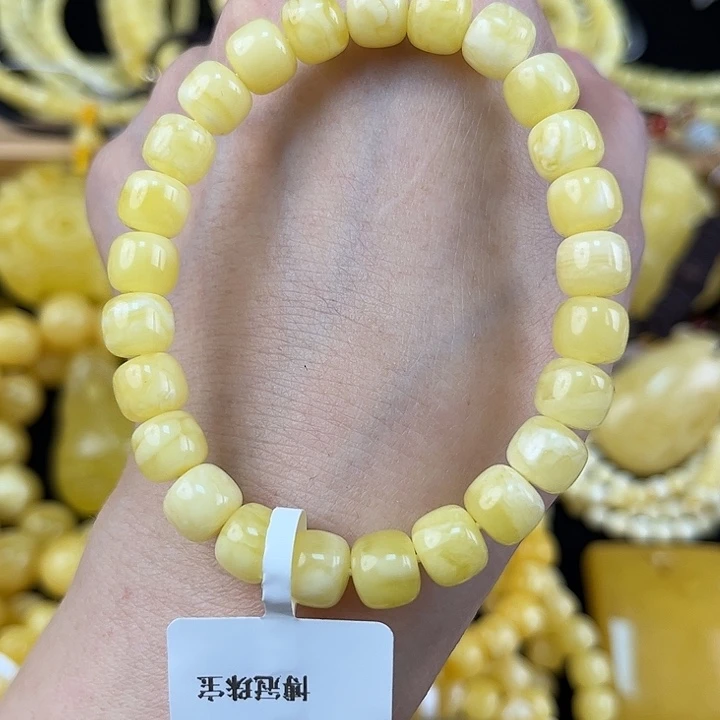 琥珀颈饰未镶嵌琥珀，