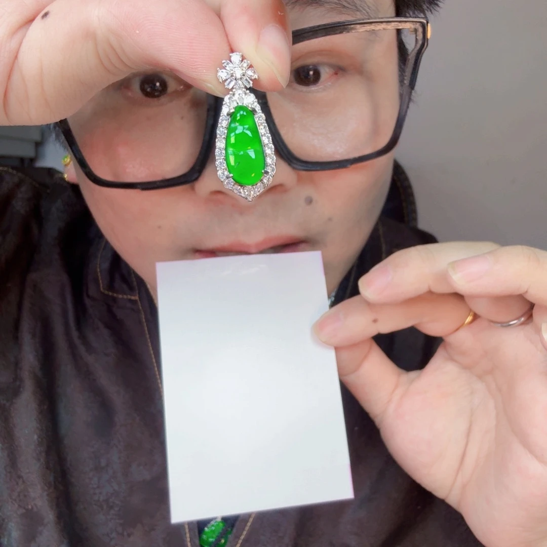 翡翠未镶嵌颈饰一件