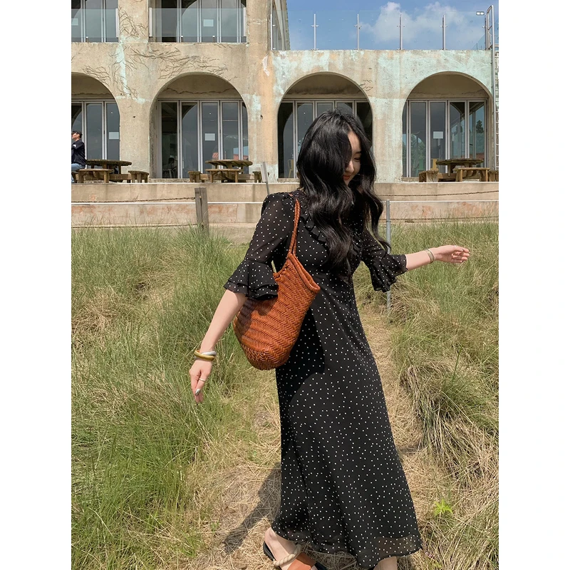 任小艺法式慵懒波点连衣裙女2024夏季复古长款收腰喇叭袖v领裙子