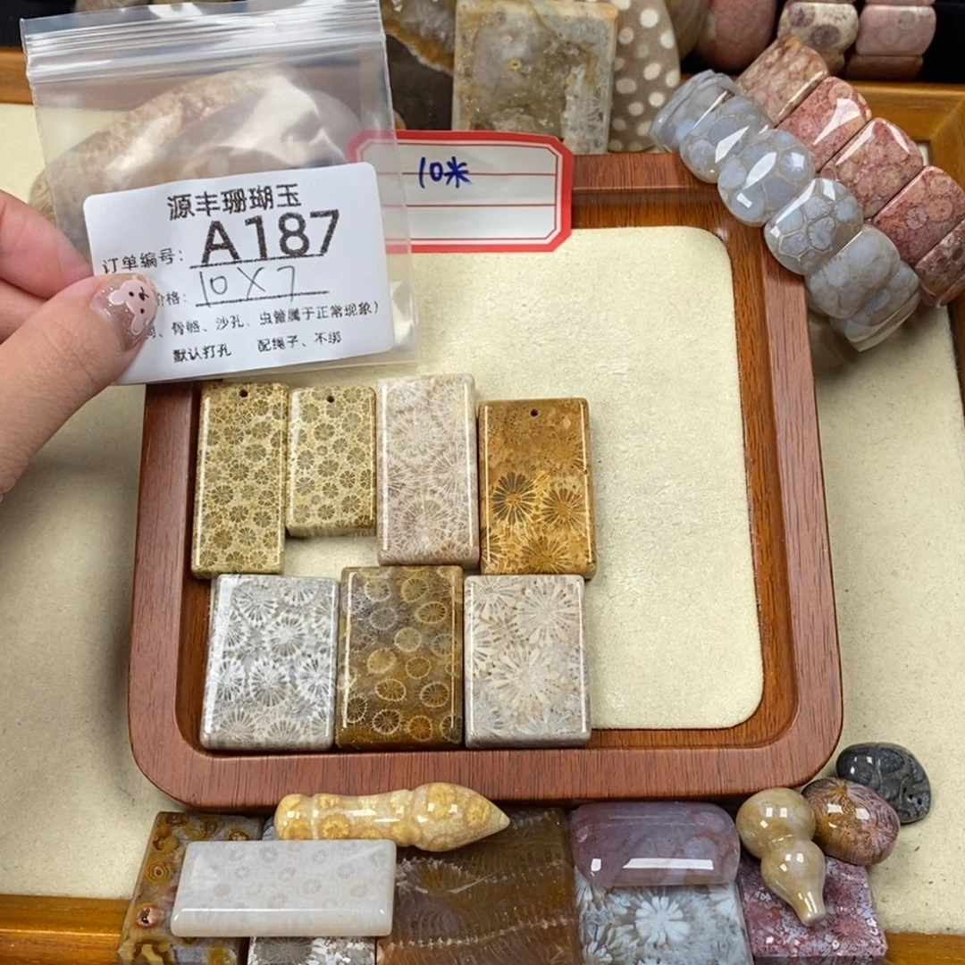 笑***哈未镶嵌颈饰硅化玉