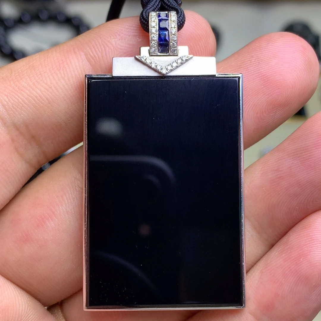 颈饰18K金镶嵌翡翠墨翠无事牌