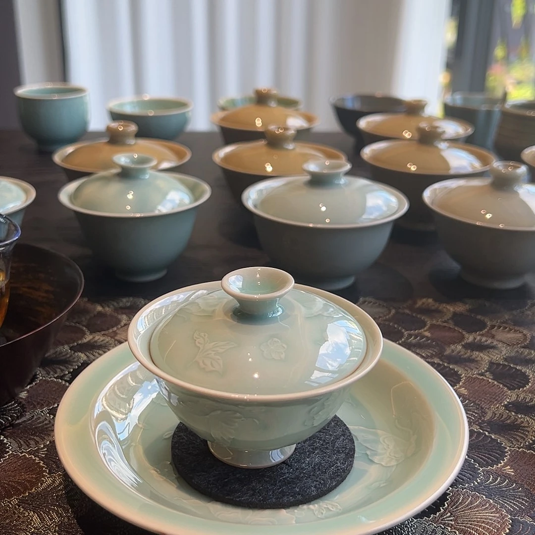 ?**兔龙泉青瓷蝴蝶盖碗三才