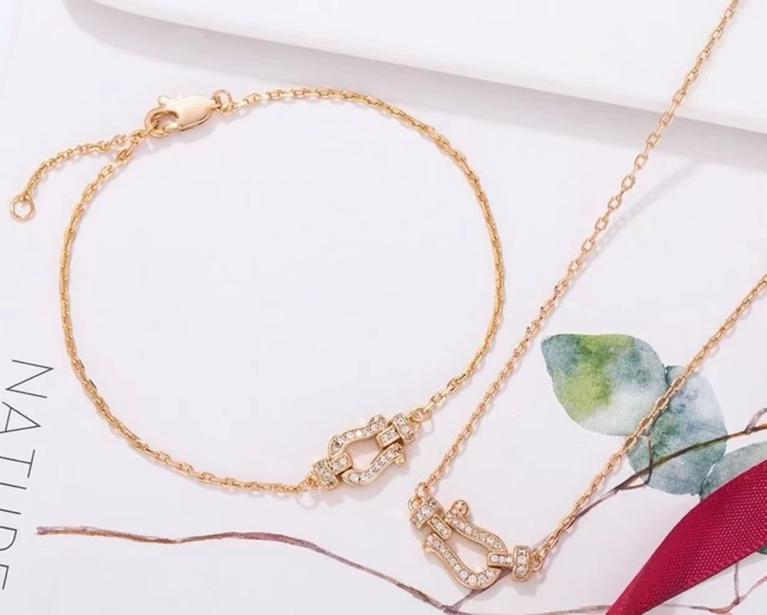 铜锆石吊坠 时尚百搭带钻简约项链马蹄轻奢满钻精致饰品项坠链子