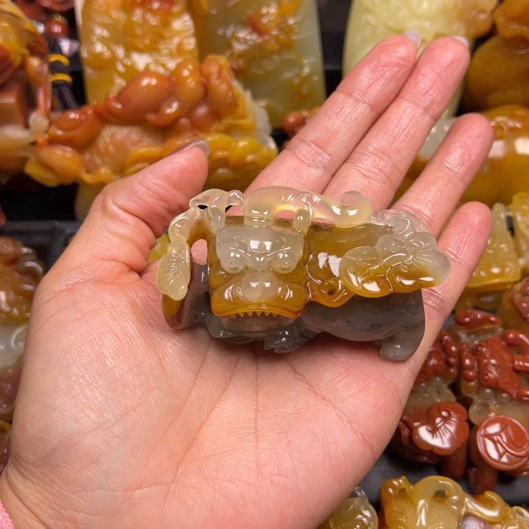 石英质玉（黄龙玉）未镶嵌颈饰