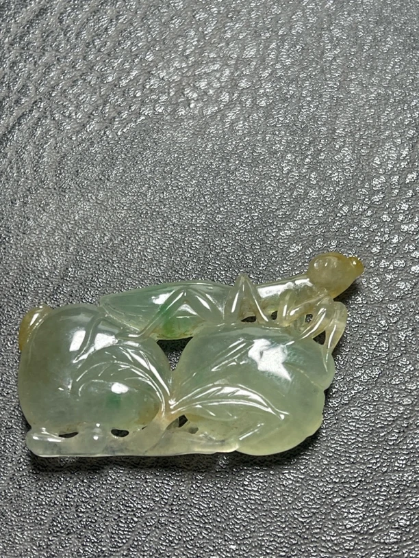 冰种翡翠双桃蚂蚱