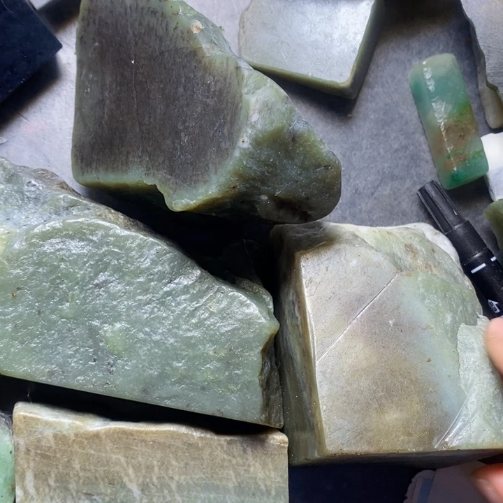 透闪石质玉挂件未镶嵌