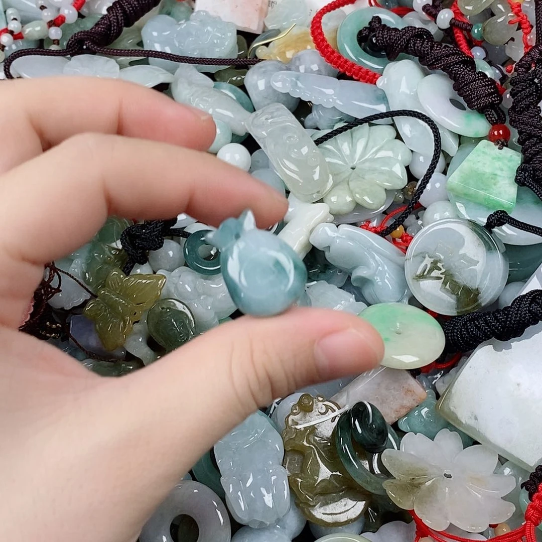 翡翠未镶嵌颈饰钱袋