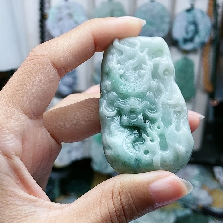 颈饰足铂镶嵌翡翠翡翠