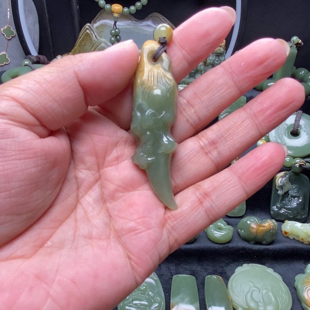未镶嵌岫岩河磨玉（透闪石质玉）挂件