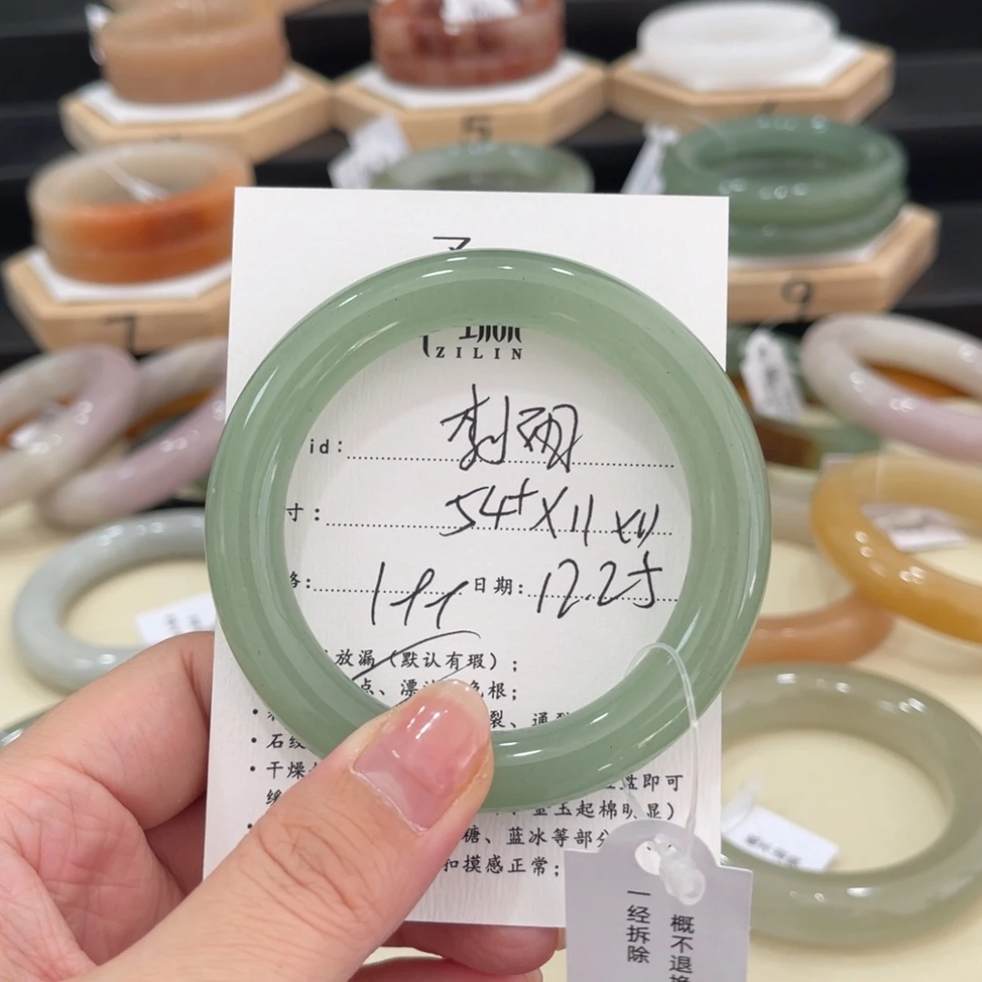 未镶嵌手镯石英质玉脾****?