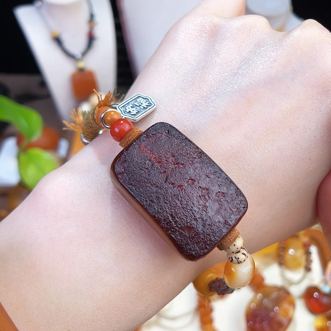 未镶嵌琥珀珠宝奇石。