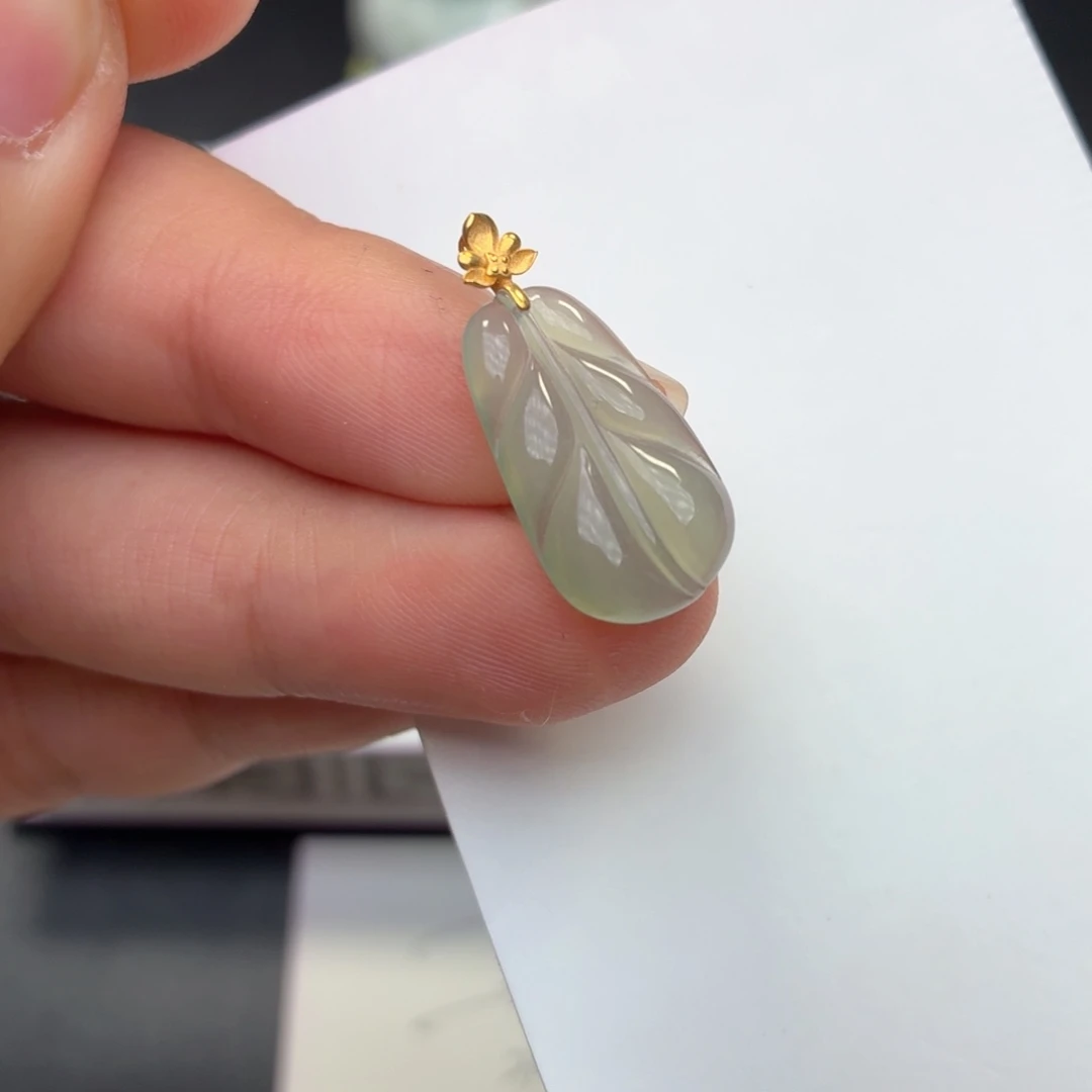 翡翠18K金镶嵌颈饰一刀切无暇叶子