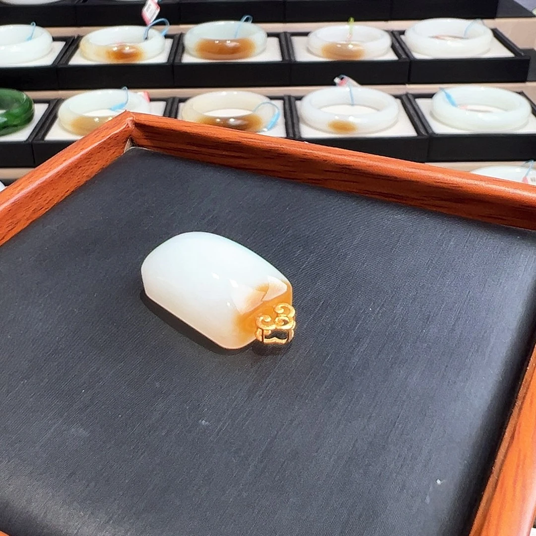 颈饰18K金镶嵌和田玉