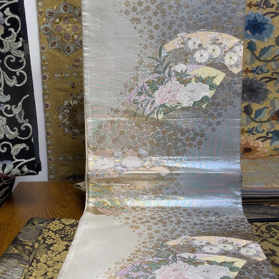 织绣织锦缎。织锦，