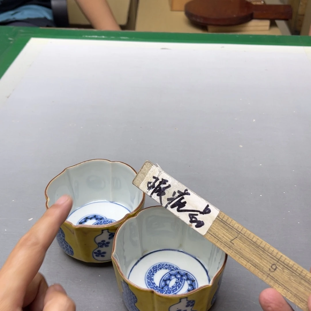 最***钗瓷片密密麻麻地铺满一