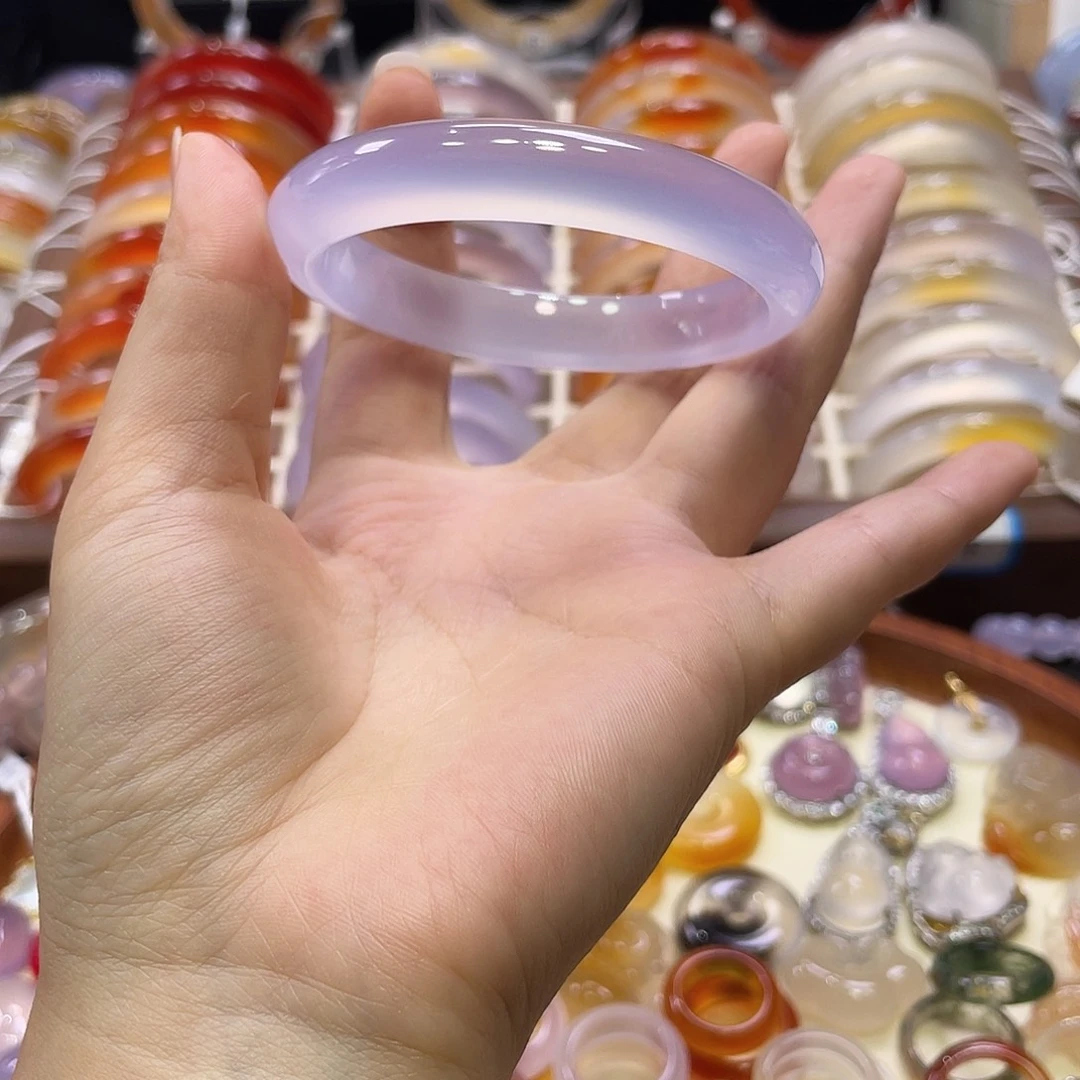 玛瑙/玉髓未镶嵌手镯微瑕，微瑕，不同光线不同角度色不同
