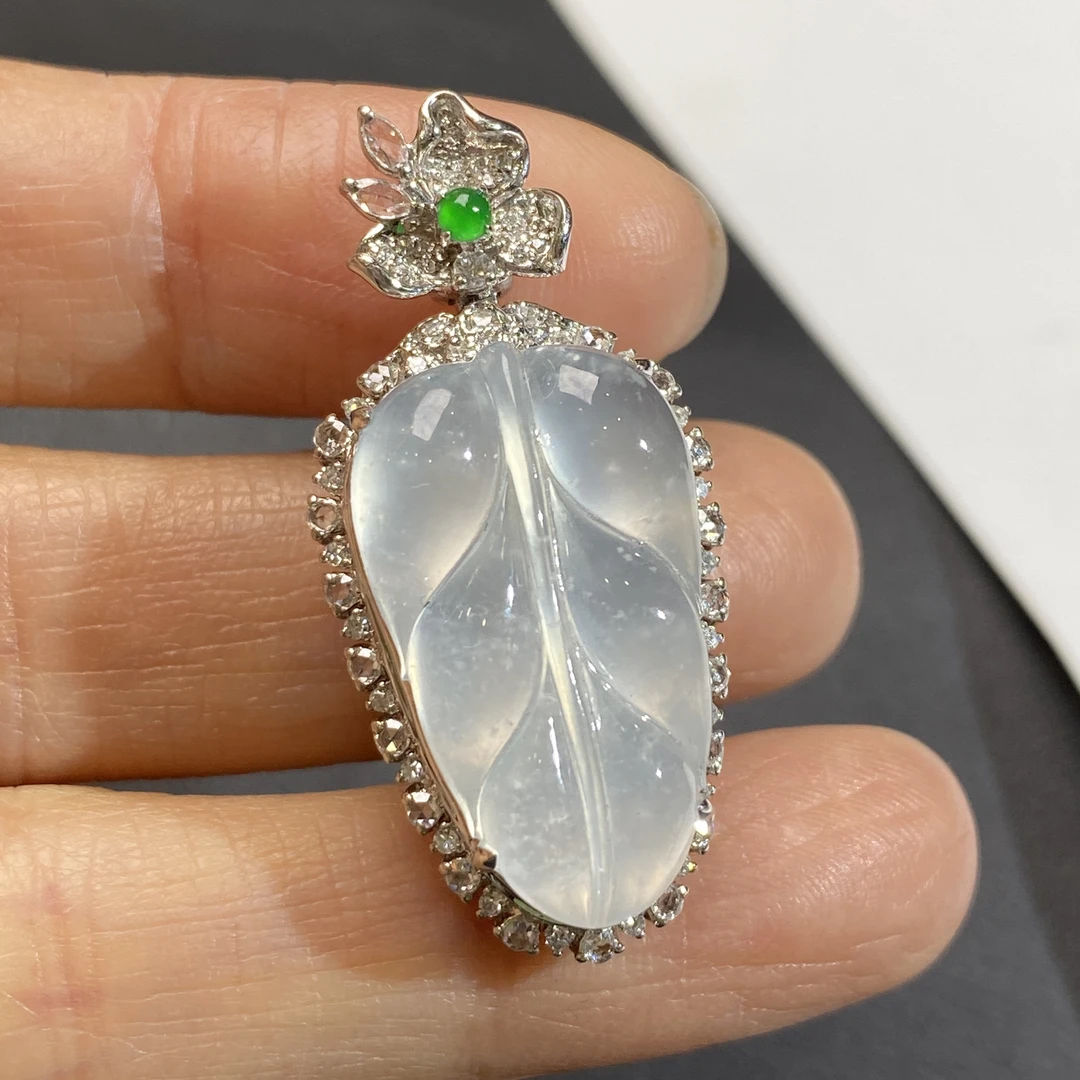 18k镶钻高冰叶子翡翠吊坠 种老色好 冰透水润 上身大气