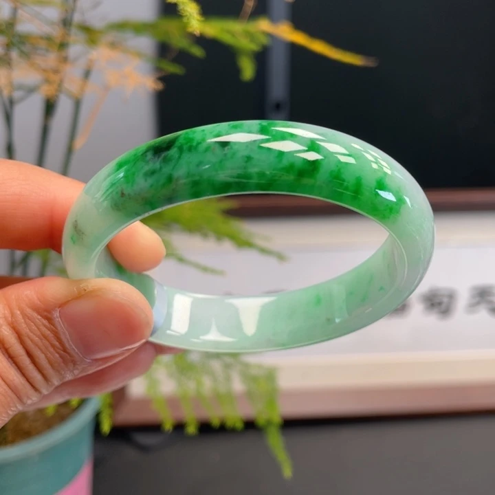会***儿未镶嵌手镯（贵妃镯）翡翠缅甸翡翠