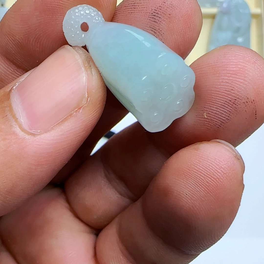 翡翠未镶嵌颈饰，