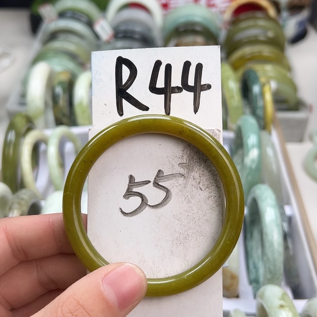 岫玉手镯未镶嵌天然岫玉微瑕，可以正常佩戴