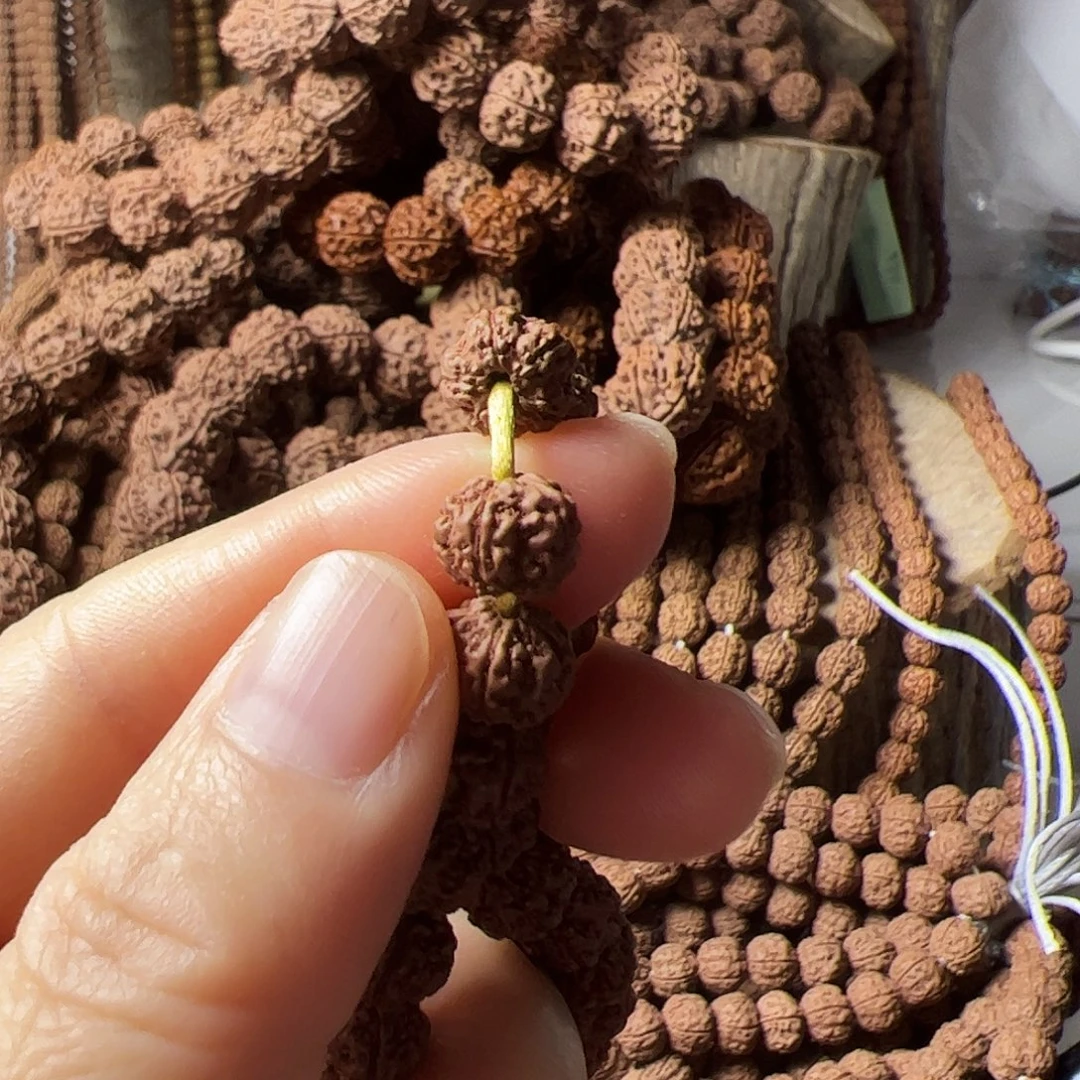 吊坠金刚菩提花神，一条保手持