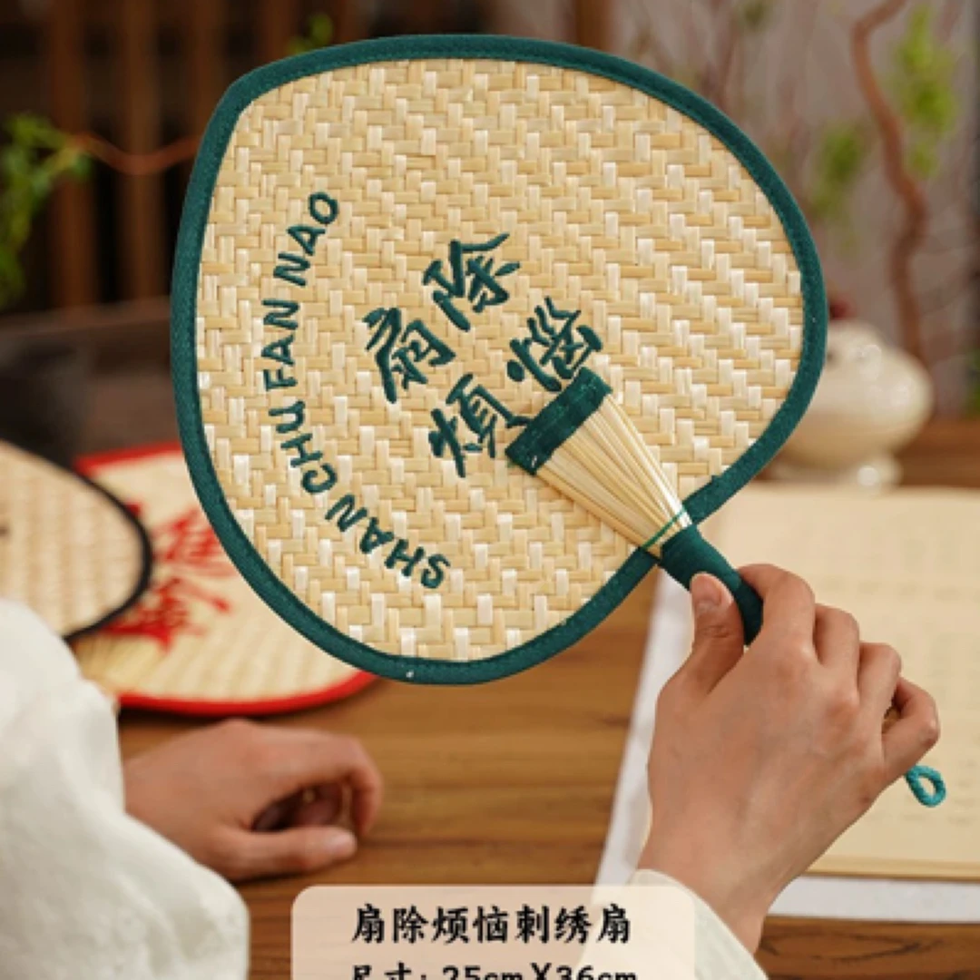 手工编织老式蒲扇纯天然麦秆。刺绣扇子，老奶奶手工编织