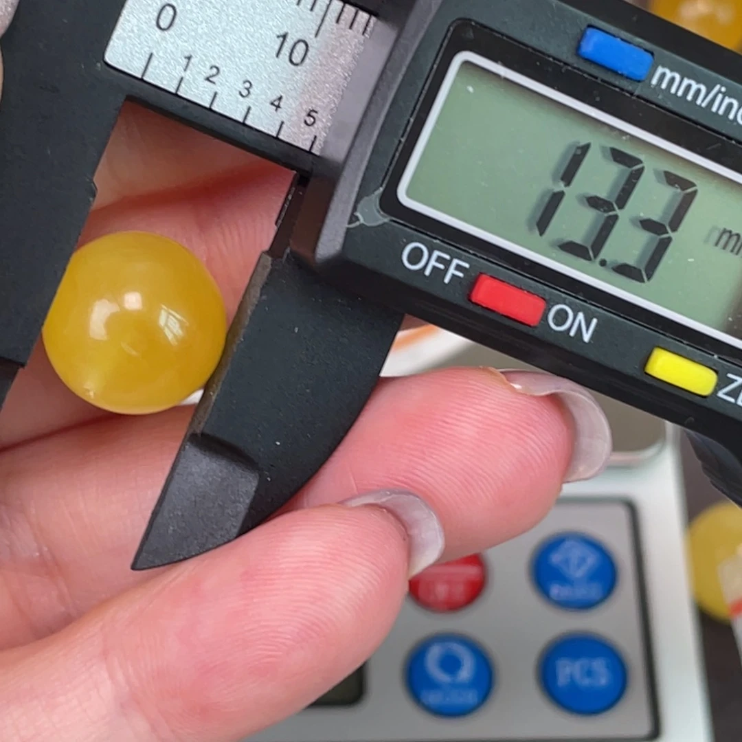 未镶嵌琥珀裸石微瑕371