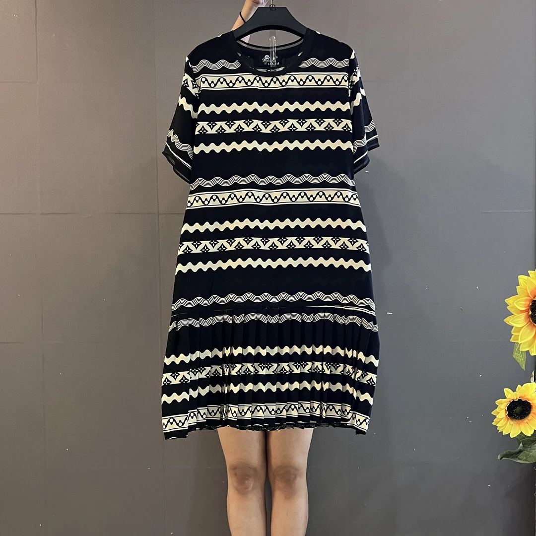 新款洋气大码女装时尚条纹宽松遮肚百褶连衣裙