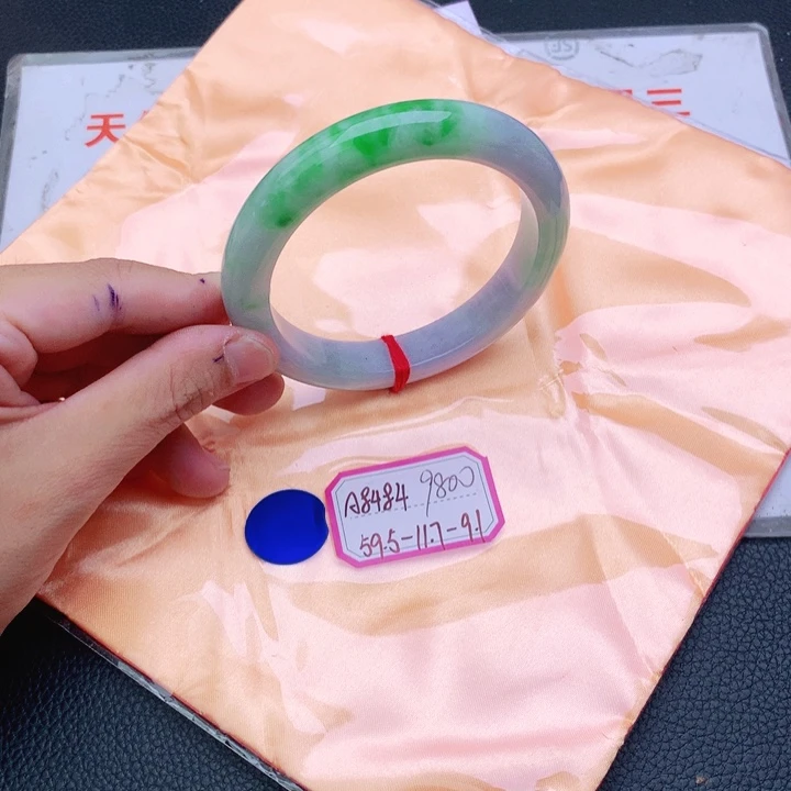 翡翠手镯未镶嵌翡翠