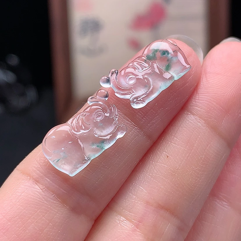 缅甸天然翡翠A货高冰飘花大象一对15.6*9.4*1.7mm