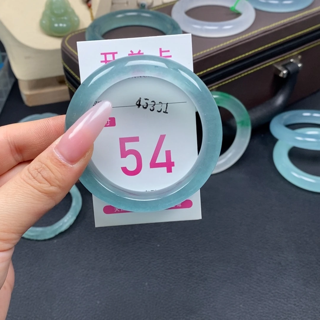 当***断石英质玉未镶嵌手镯