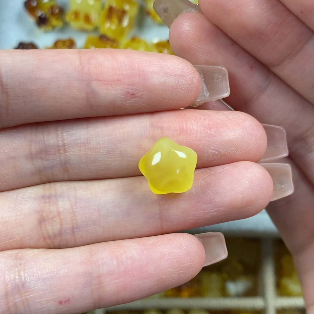 琥珀裸石未镶嵌星星