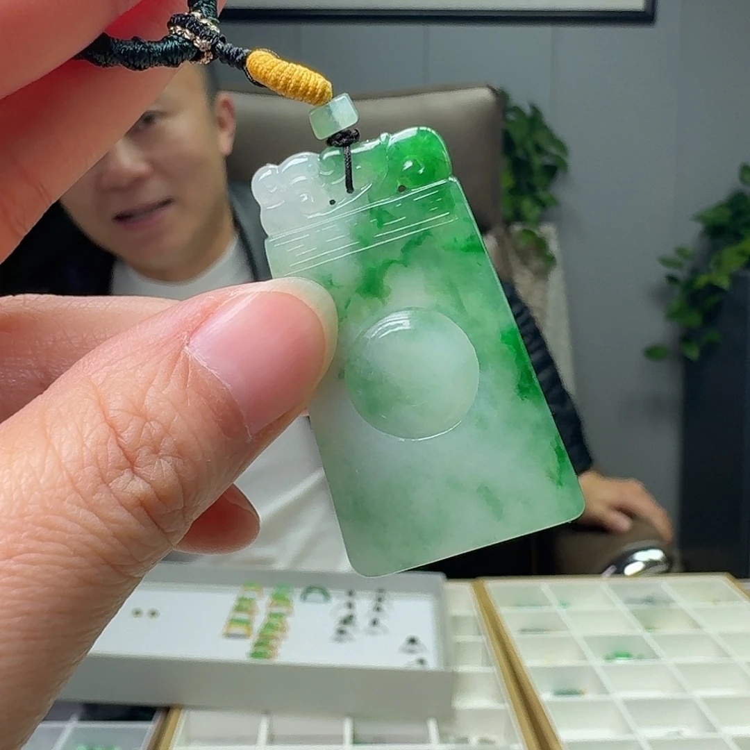 翡翠未镶嵌吊坠(赠链)天然