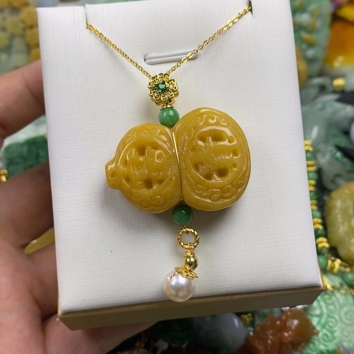 翡翠未镶嵌吊坠(赠链)