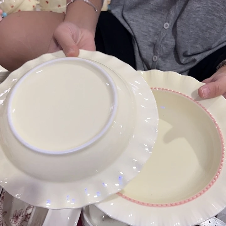 瓷片红边草帽盘2个微瑕