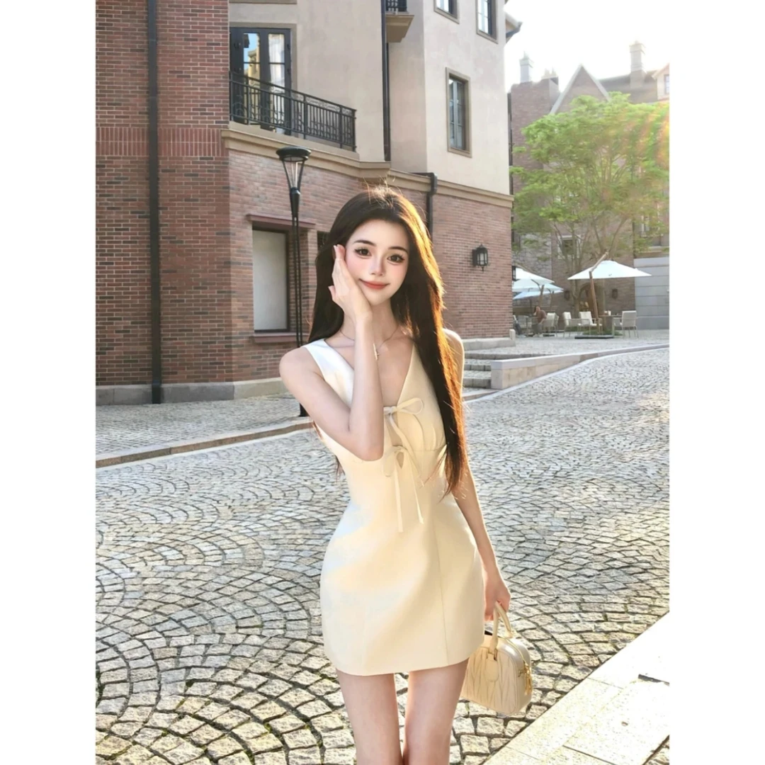 纯欲风甜美短裙夏季收腰显瘦设计感精致少女V领绑带无袖连衣裙女